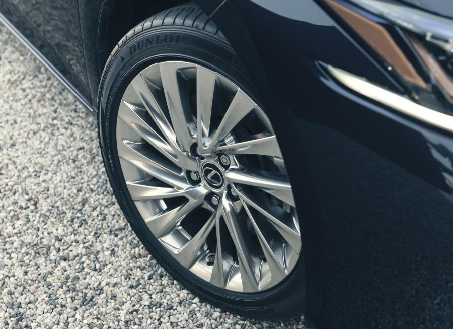 Колеса Lexus ES300h with Digital Door Monitors 2020 года  (UK) (фото 22 из 40)